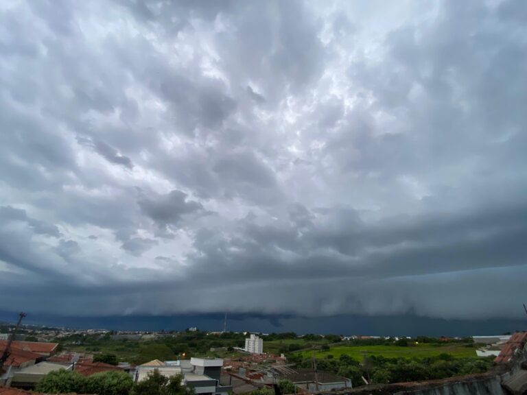 Com previsão de chuva forte a partir deste domingo, Energisa reforça equipes e orienta a população