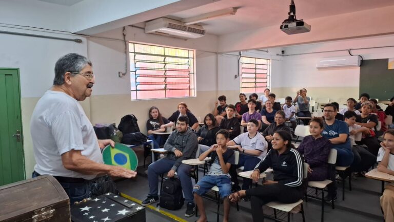 João Passarinho encanta estudantes da EE Helen Keller com suas histórias e carisma
