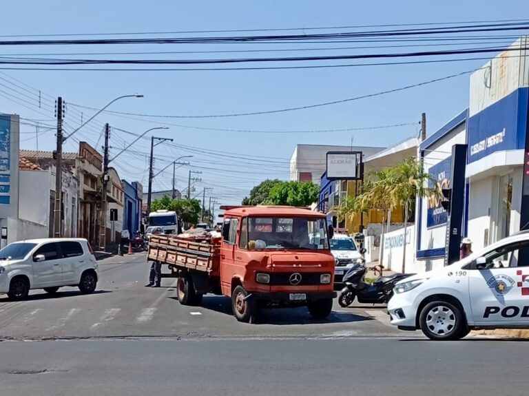 Colisão entre caminhão, carro e moto deixa uma pessoa ferida em Adamantina