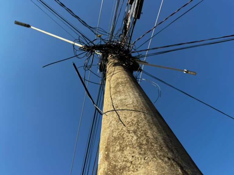 Dracena aprova lei que obriga empresas a organizar fiação em postes