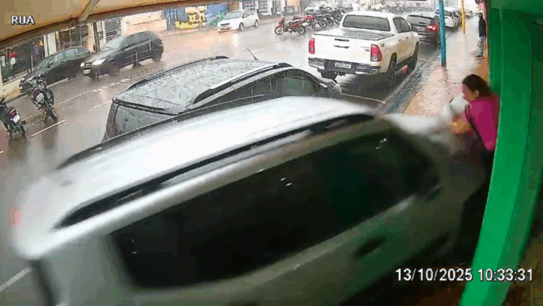 Carro desgovernado atropela mulher e invade loja no centro de Adamantina; veja vídeo