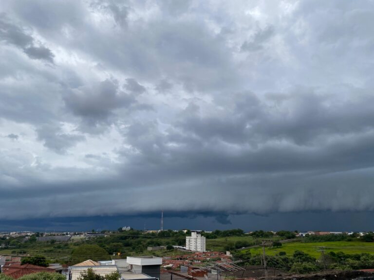 Com previsão de chuva forte a partir de domingo, Energisa coloca equipes de prontidão e orienta a comunidade