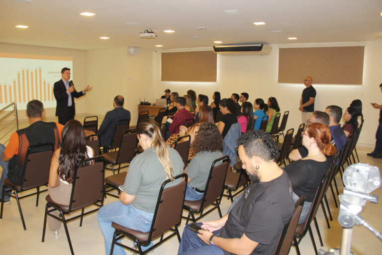 Comerciantes são incentivados a planejar vendas e aproveitar datas comemorativas em palestra do Sincomercio