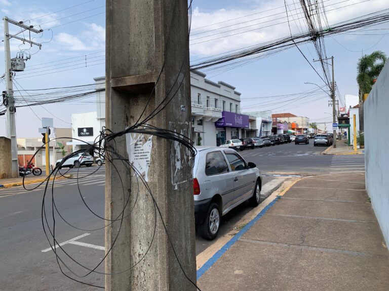 Adamantina deve implantar nova normatização para regularizar fiação em postes