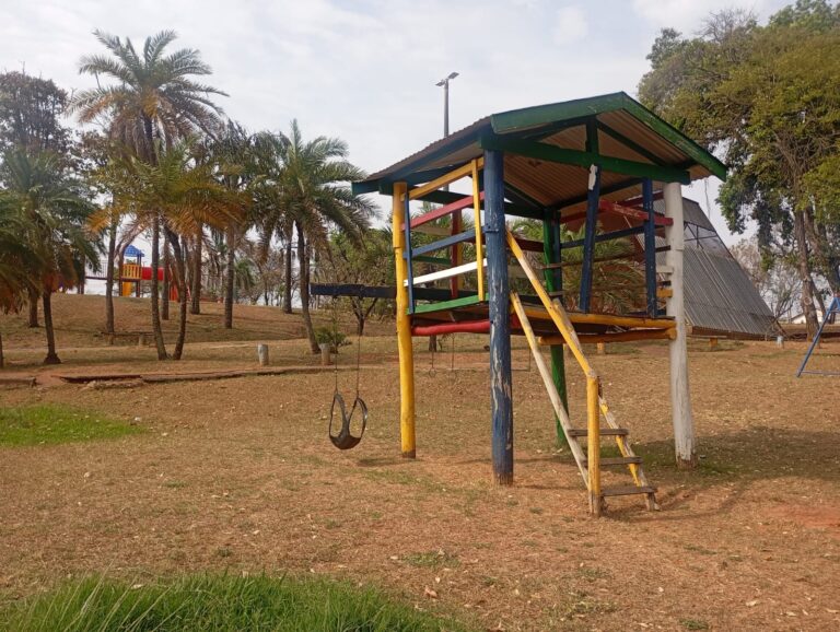 Prefeitura retira parque infantil de madeira da Praça Euclydes Romanini