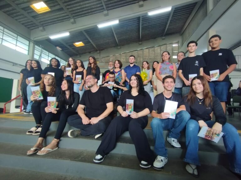 Estudantes de Adamantina lançam livro “Vozes Jovens: Histórias do Cotidiano”