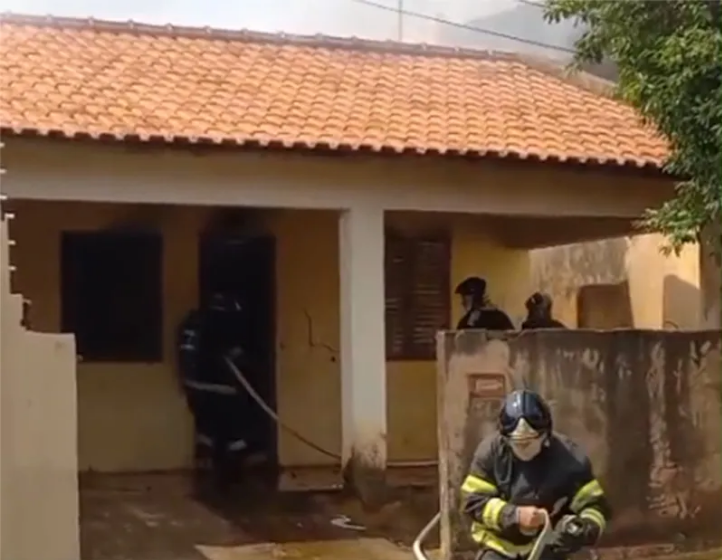 Incêndio destrói casa no Jardim Primavera, em Adamantina