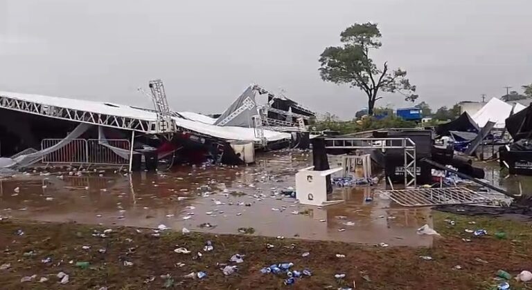 Homem morre e dezenas ficam feridas após ventania derrubar estrutura durante festa universitária em Regente Feijó