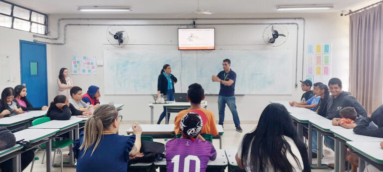 Com interação dos alunos, profissionais da Energisa abordam riscos da eletricidade com alunos de Parapuã