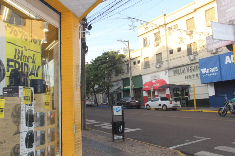 Comércio de Adamantina terá horário especial neste sábado