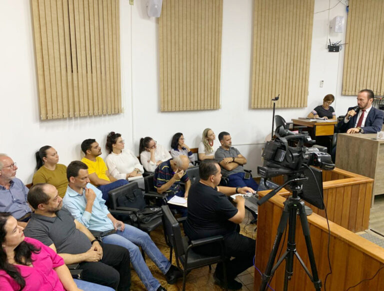 Cid muda de voto e projeto de reorganização de cargos é aprovado por 5 a 3 na Câmara