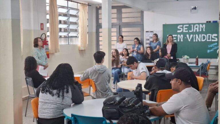 Vereadora entrega indicações a alunos da Escola Helen Keller
