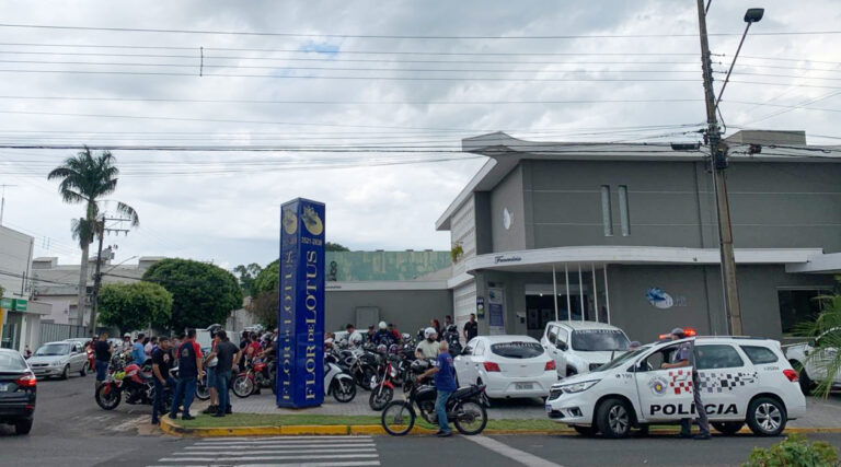 Motociclistas realizam cortejo em homenagem a Lurrique Ferrari em Adamantina; veja o vídeo