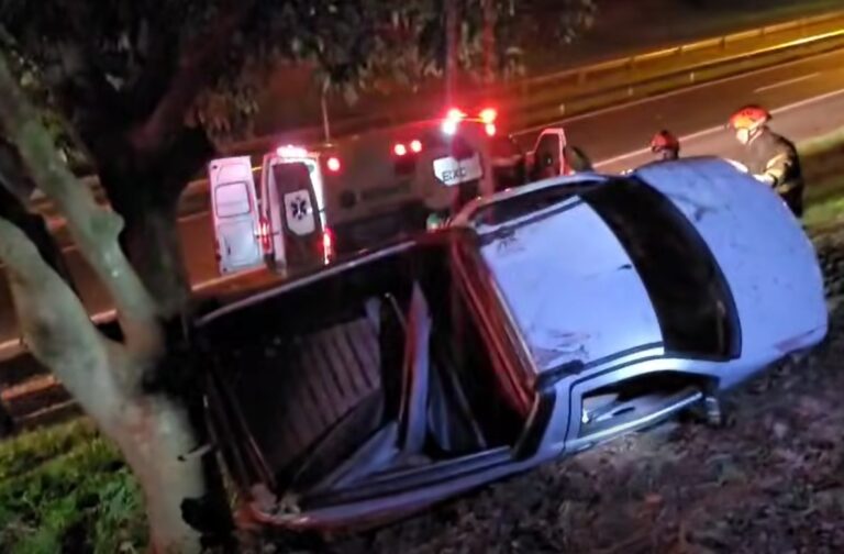 Picape atinge placa e capota na SP-294 em Dracena; duas pessoas ficam feridas