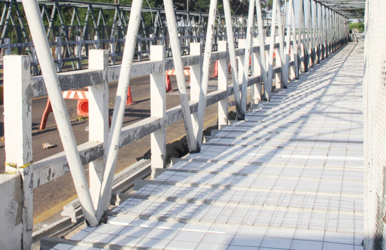 Após 9 meses interditada, passarela da Joaquim Nabuco começa a receber novo piso, em Adamantina