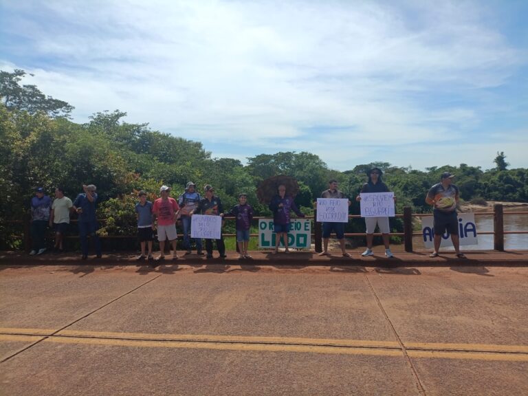 Manifestação na ponte do Rio Feio cobra ações contra degradação ambiental