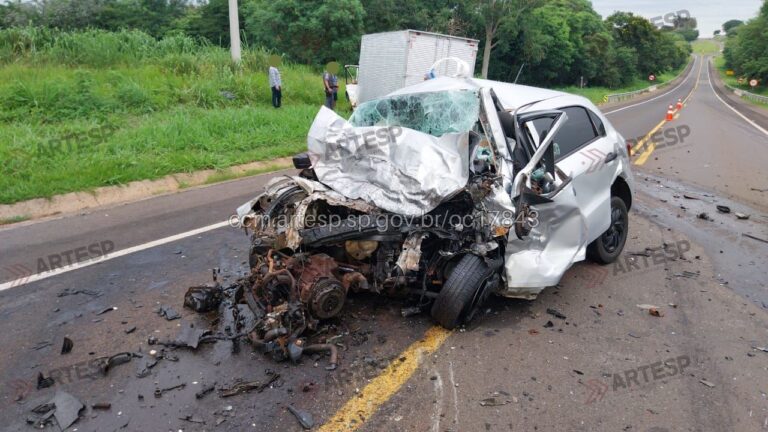 Mulher morre após colisão entre caminhão e carro na SP-294, em Pacaembu