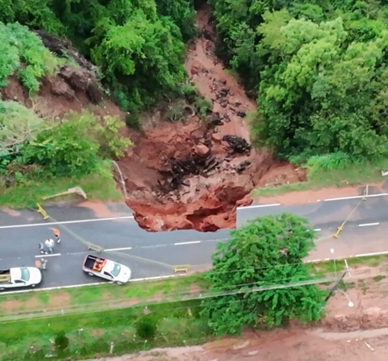 Deslizamento de terra abre cratera e interdita estrada vicinal em Osvaldo Cruz