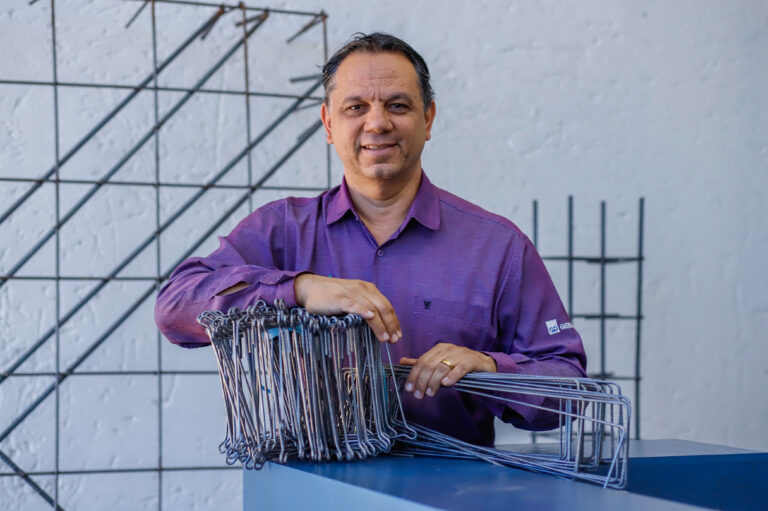 VOX: ferro pronto, obra acelerada!