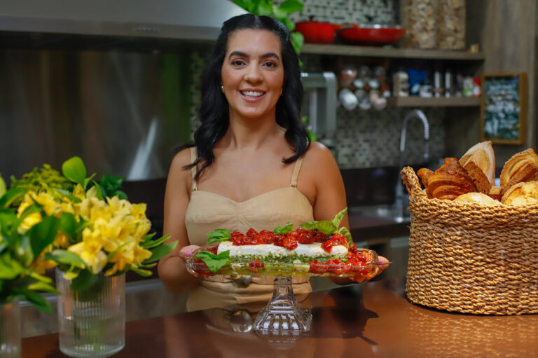 Receita: terrine de ricota com molho pesto e tomatinhos confit
