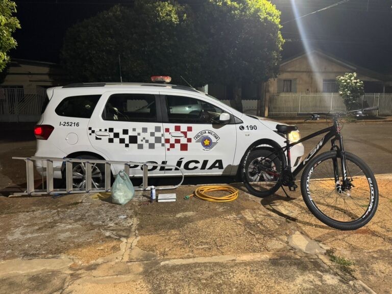 Carro da polícia militar com itens furtados