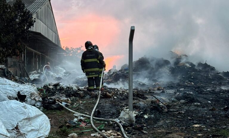 Incêndio atinge depósito de recicláveis em área rural de Lucélia