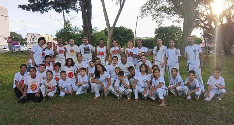 Projeto comunitário de capoeira gradua 18 alunos no Parque dos Pioneiros