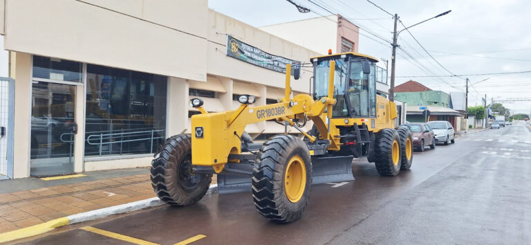 Prefeito Milton conquista motoniveladora para Parapuã