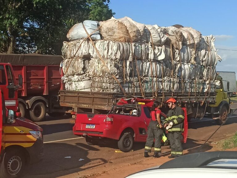 Picape fica destruída após colisão com caminhão de reciclagem na SP-294, em Inúbia Paulista