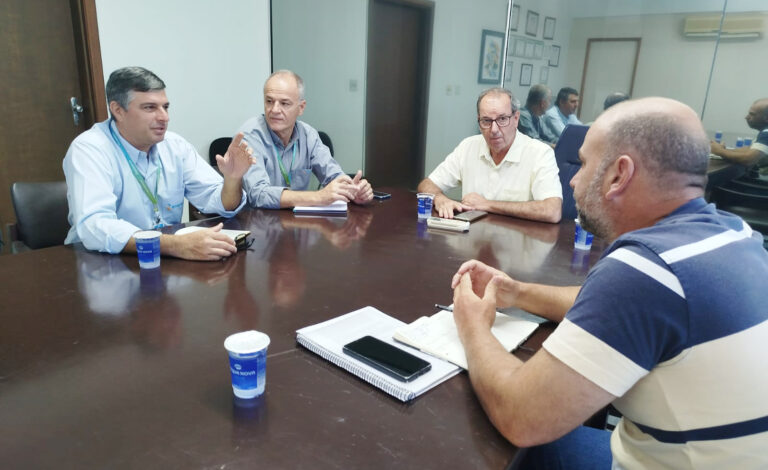 Prefeito se reúne com representantes da Energisa após reclamações sobre serviços de energia em Adamantina