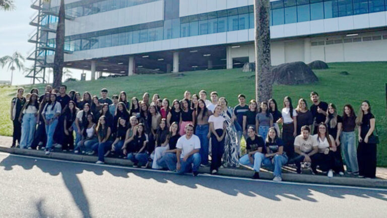 Alunos de Farmácia da FAI realizam visita técnica à Eurofarma e Cacau Show em Itapevi