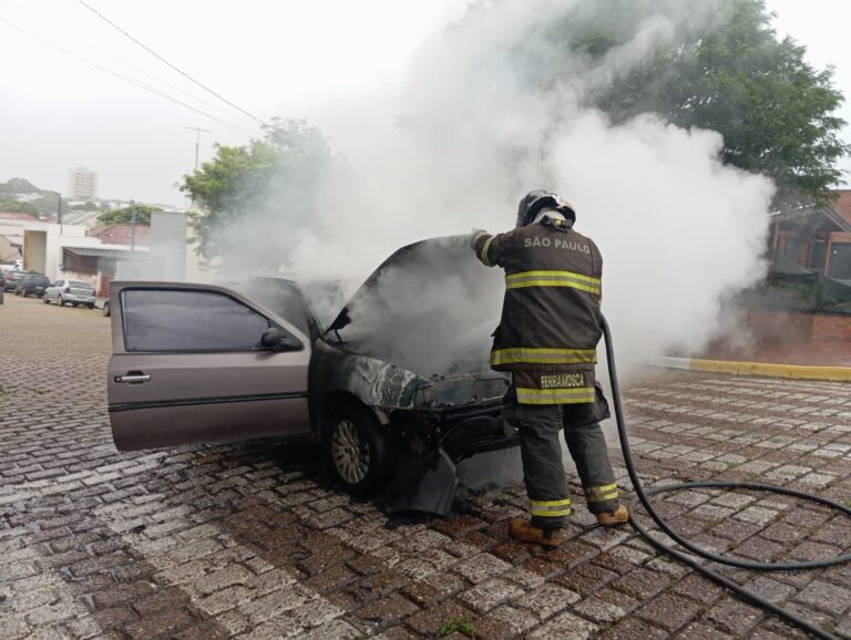 Carro pega fogo em cruzamento da região central de Adamantina