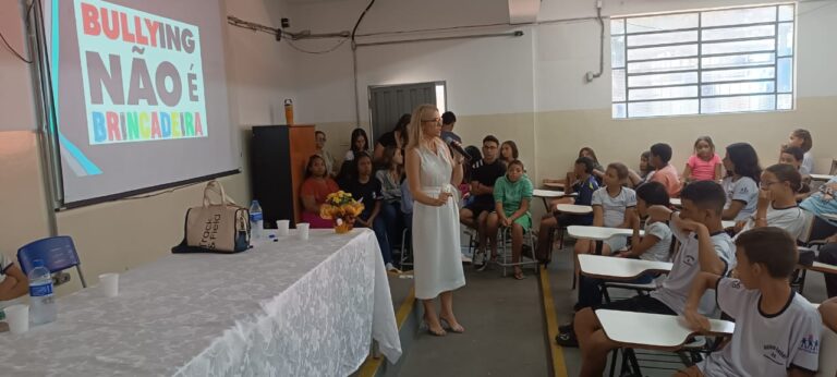 Delegada alerta sobre riscos do Bullying e Cyberbullying em palestra na Escola Estadual Helen Keller
