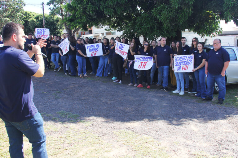 Servidores da FAI realizam manifestação por plano de saúde e autonomia; autarquia e Prefeitura se posicionam