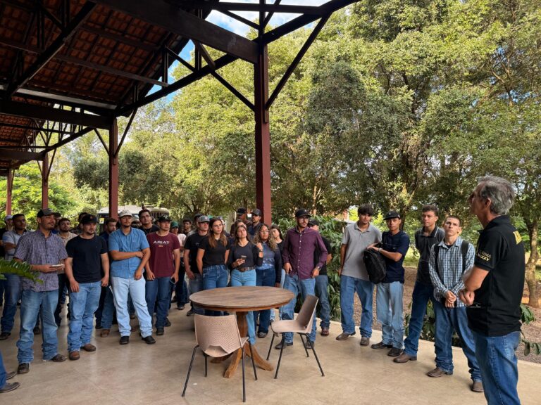 Alunos de Agronomia da FAI vivenciam na prática a cadeia produtiva do café em Adamantina