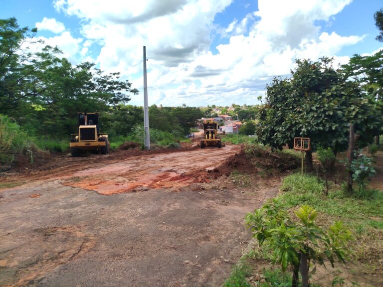 Após 17 meses, começam trabalhos para pavimentação que liga Jardim Brasil ao Parque Itamarati, em Adamantina