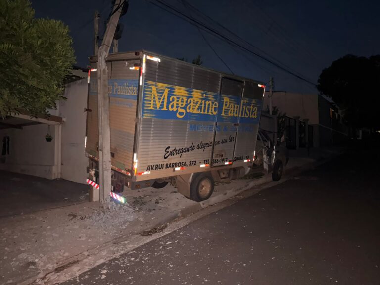 Caminhão desgovernado provoca acidente e deixa moradores sem energia em Adamantina