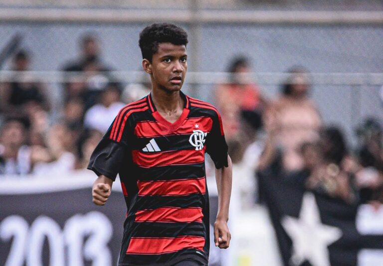 Promessa de Adamantina embarca para a Espanha para disputar Mundial Sub-12 pelo Flamengo