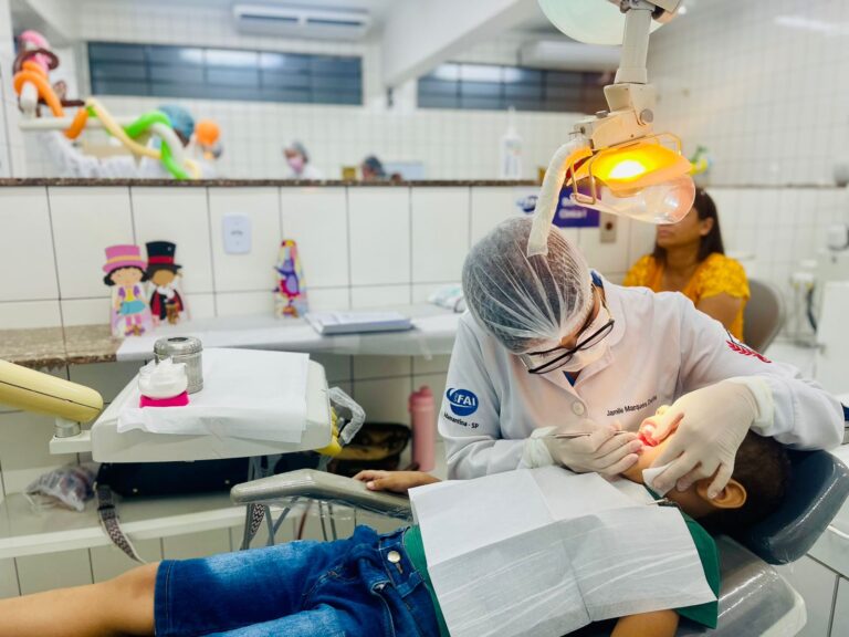 Entre cores e sorrisos, alunos de Odontologia da FAI ampliam acesso à saúde bucal infantil com atendimentos gratuitos