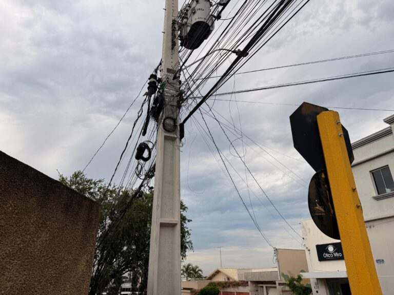 Quatro meses após nova lei, Adamantina aplicou uma multa por fios soltos nas vias públicas