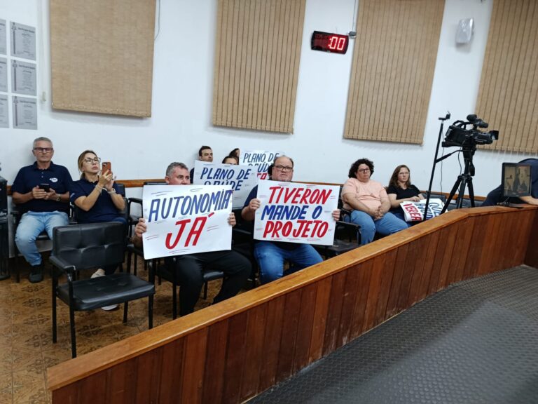 Servidores da FAI voltam a se manifestar e pedem apoio da Câmara para plano de saúde