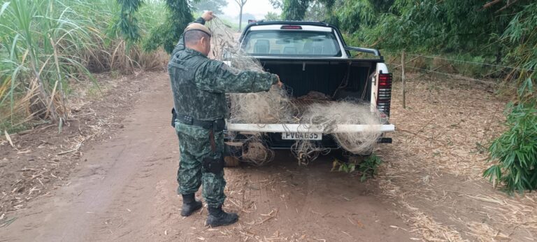 Polícia Ambiental apreende redes ilegais e suspeitos fogem em rio de Lucélia