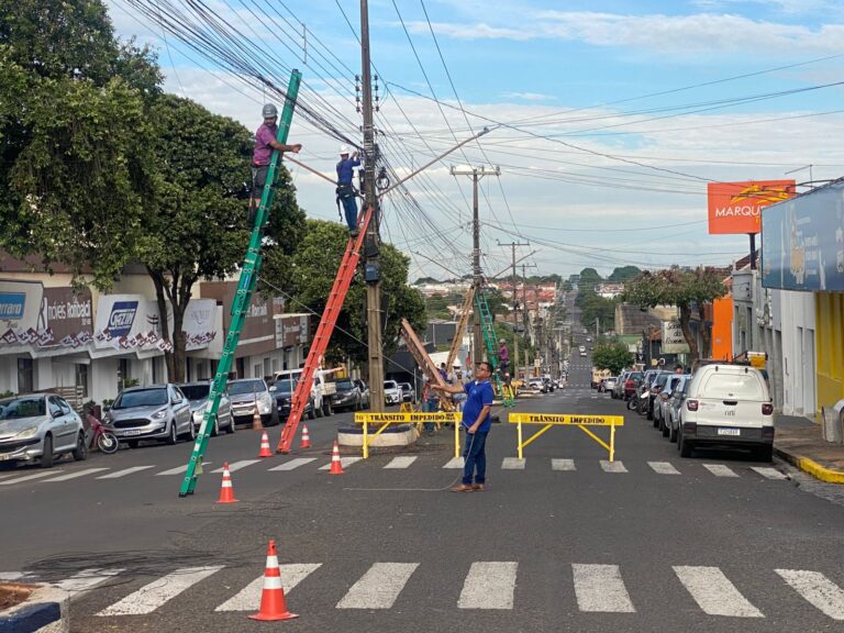 Dia D mobiliza mutirão para retirada de cabos irregulares em Adamantina