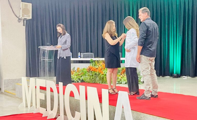 12ª Turma de Medicina da FAI recebe jalecos em noite de emoção e compromisso ético