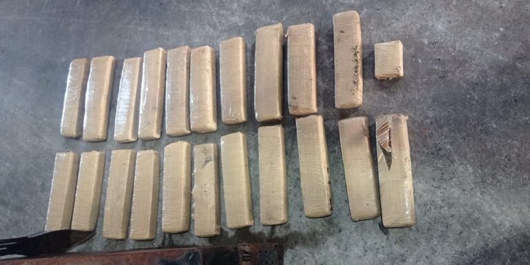 Carro comprado em leilão é encontrado com mais de 16 quilos de maconha escondidos em Adamantina