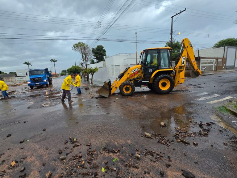 Lucélia também sofre com temporal, queda de árvores e falta de energia elétrica